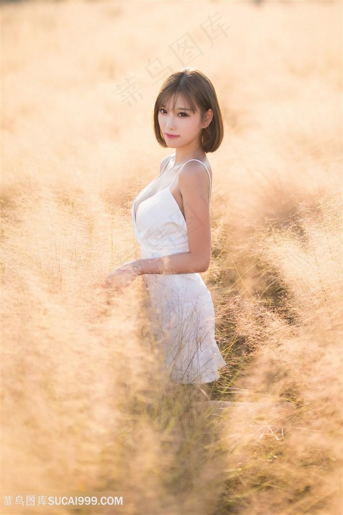 女生挑战只穿一条绳子