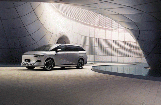 小鹏X9上市 售价35.98万元起