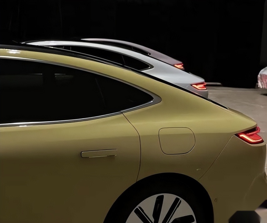 ​浩瀚架构+45寸大屏，银河E8起售17.58万，真为小米捏把“汉”