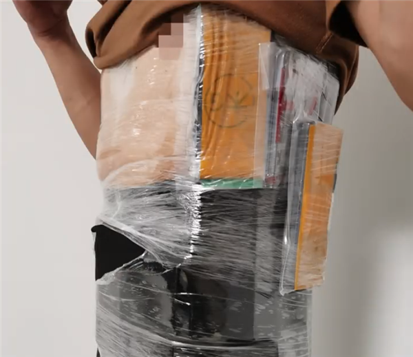 女子腰腹部藏50部手机入境：均为苹果、三星牌