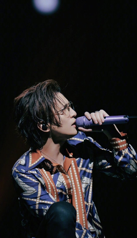 黑色系壁纸冷酷女很有质感 轻舟快船祝你好过春山