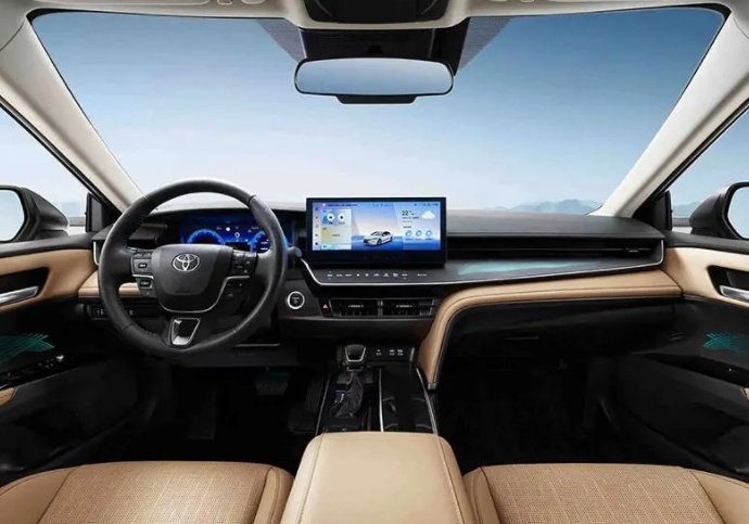 全新凯美瑞售价17.18万起，精致外观值得选择吗？