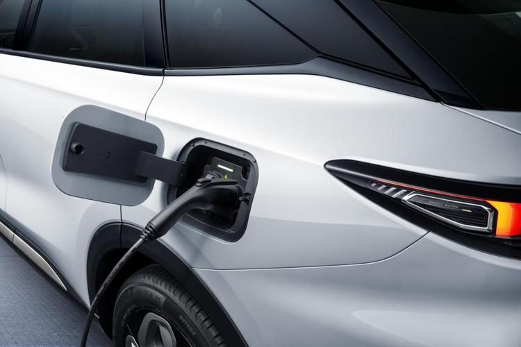 星途瑶光C-DM与比亚迪唐DM-i：新能源汽车市场双雄的较量