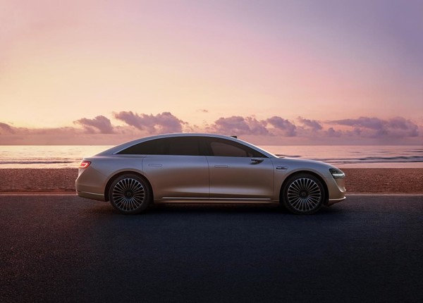 智慧时代豪华汽车该有的样子！华为享界S9亮相北京车展