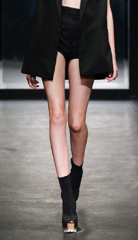 超级好看又魅力的T台美腿壁纸 避免散场的最好方式就是避免开始