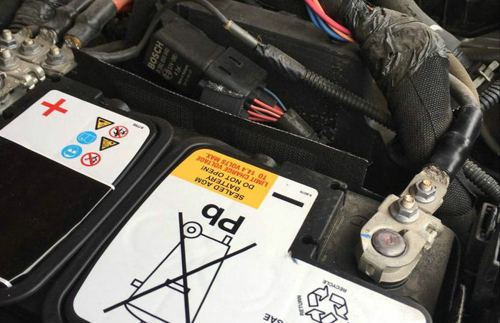 车子长时间停放拆电瓶正极还是负极(车子长时间停放胎压变低)