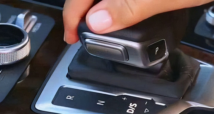 自动挡N档需要踩刹车吗(自动挡n档开车会怎么样)