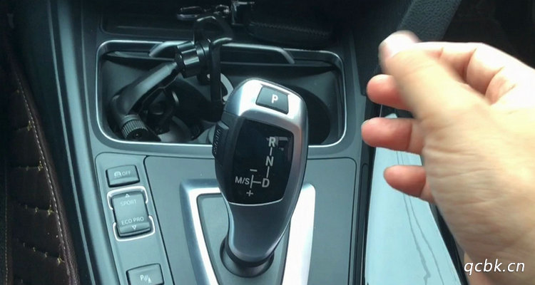 自动挡车怎么停车 自动挡汽车正确停车步骤(自动挡车怎么停车等红灯)