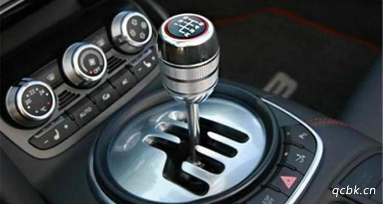 手动挡车停车的正确方法(手动挡车停车的时候怎么操作)