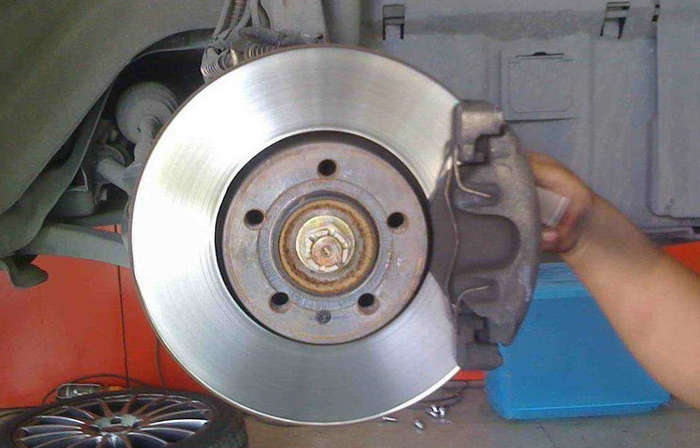 停车以后刹车盘烫手正常吗(停车刹车盘响)