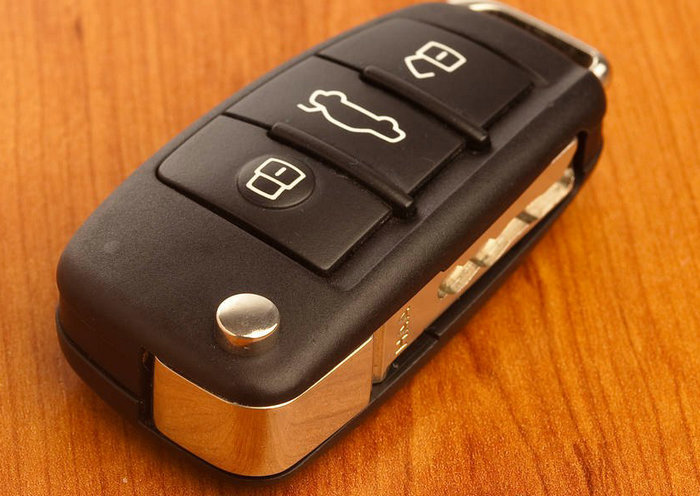 重新配的车钥匙旧的还能用吗(重新配的车钥匙怎么配)