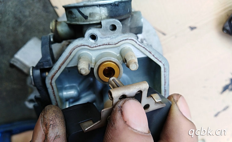 化油器漏油是什么原因(化油器漏油严重)