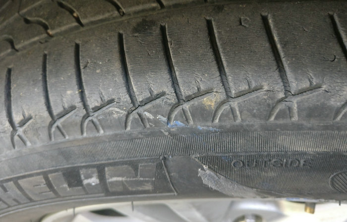 轮胎侧面有小裂纹要紧吗(轮胎侧面有小裂纹)