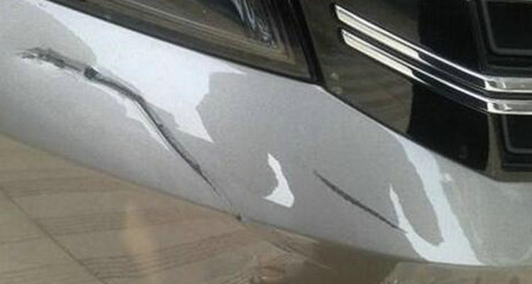 汽车碰掉底漆如何修补(汽车底漆被撞掉自己怎么修复)