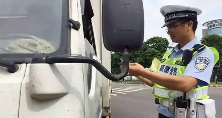 驾驶证吊销期间开车怎么处罚(驾驶证吊销期间可以考摩托车证吗)