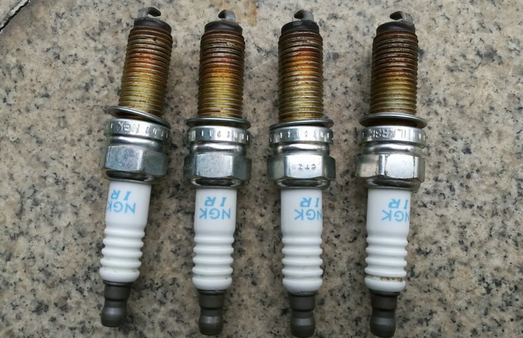 火花塞那个字母代表间隙(火花塞字母含义)