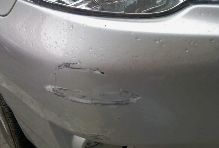 汽车上的浅划痕怎么处理(汽车浅划痕怎么处理)