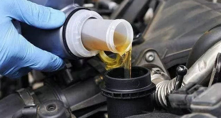 汽车长时间不换机油有什么影响(汽车长时间不换机油有什么症状)