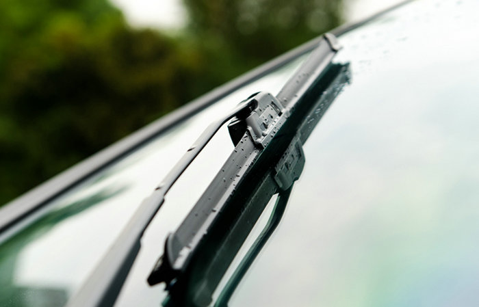 雨刮器有撞击声是什么原因(雨刮器撞击声音大)