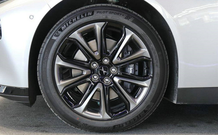 轮胎在马路牙子上挤了一下要紧吗(轮胎在马路牙子摩擦要紧吗)