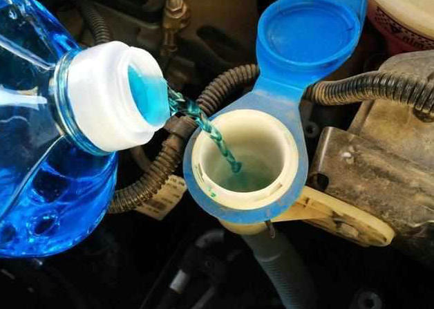 玻璃水可以用矿泉水代替吗(玻璃水可以用矿泉水加洗洁精吗)