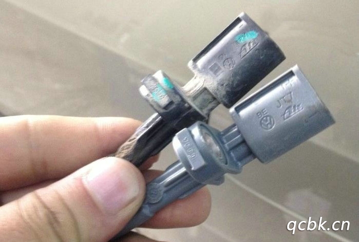汽车轮速传感器在哪个位置(汽车轮速传感器坏了还能继续开么)
