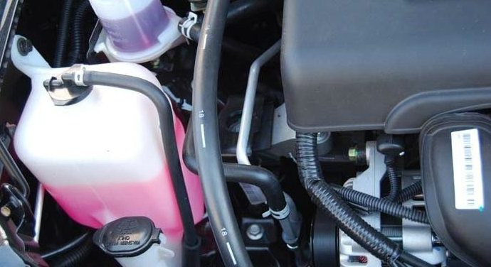 更换防冻液需要多少升(更换防冻液需要清洗水箱和防锈吗)