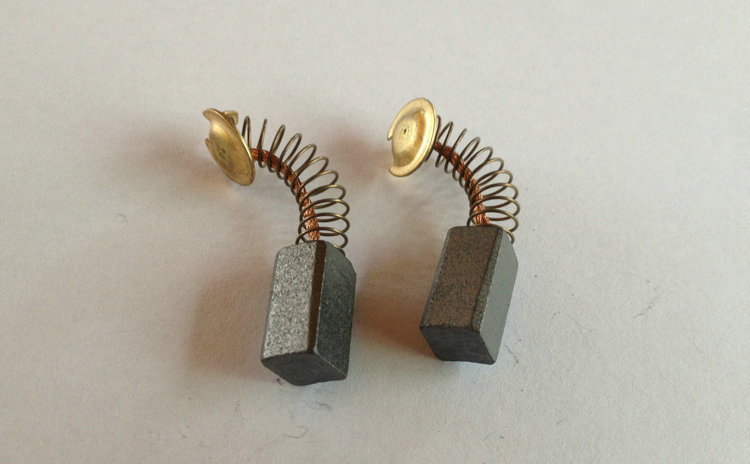 碳刷在电机里起什么作用(碳刷在电机里起什么用)