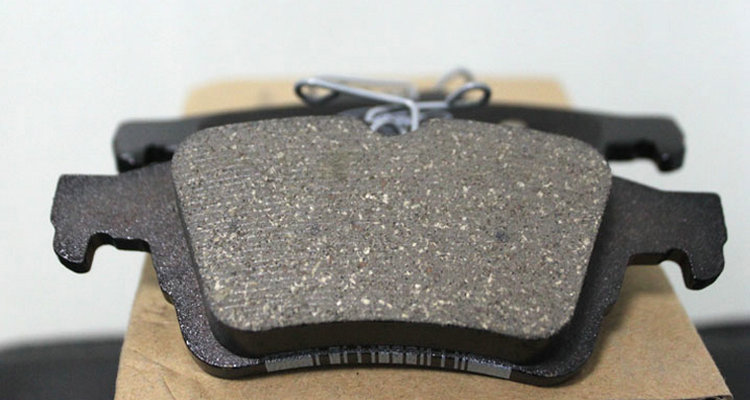 刹车片换两个还是四个(刹车片换两个还是两个)