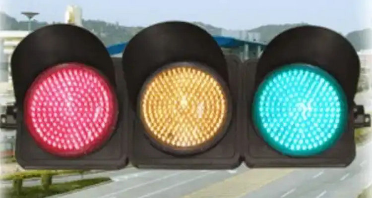 等红灯的时候有人下车可以吗(等红灯的时候有人上车会扣分吗)