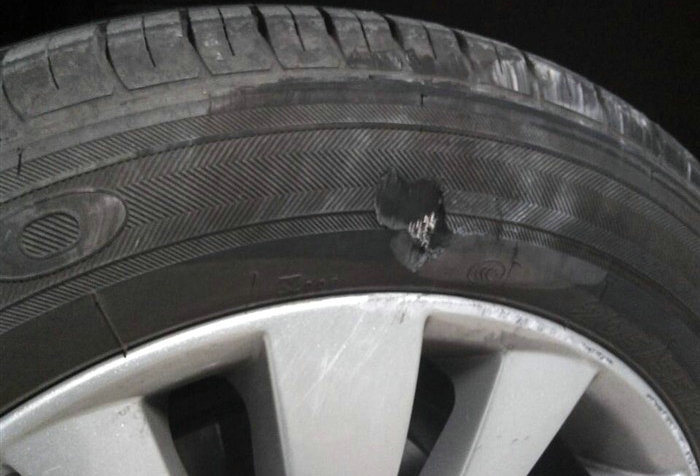 轮胎边缘扎钉子可以补吗(轮胎边缘扎钉子的图片)