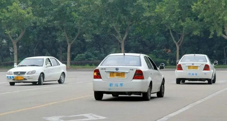 科二上车前要绕车一周吗(科二上车前要绕线吗)