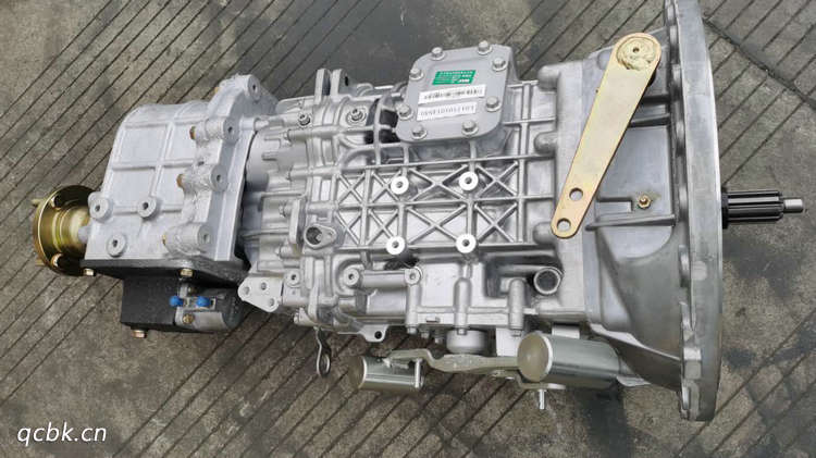 at变速箱和双离合变速箱哪个更好(at变速箱和双离合变速箱哪个更省油)