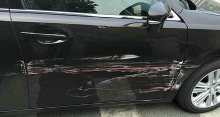 黑车被蹭上白色漆怎么办(黑车被蹭有一层白色的)