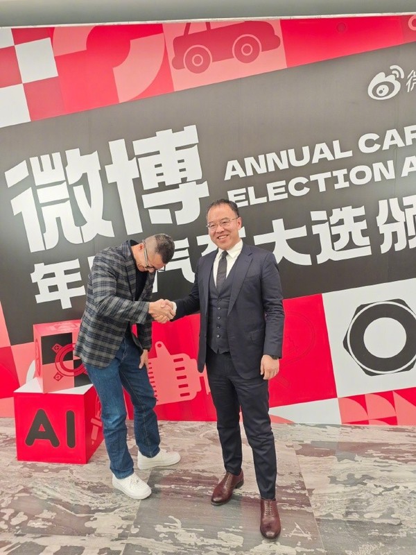 陈震就领克泄密事件向吉利副总当面致歉 二者友好互动 陈震就领克泄密事件向吉利副总当面致歉 二者友好互动