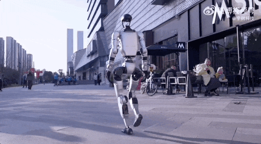 宇树机器人上演弯道超人 歪果仁看呆：质疑是特效