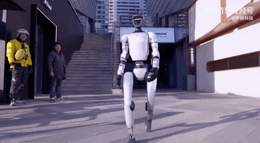 宇树机器人上演弯道超人 歪果仁看呆：质疑是特效