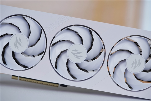 7片三折扇叶！影驰RTX 5080圣刃OC显卡图赏