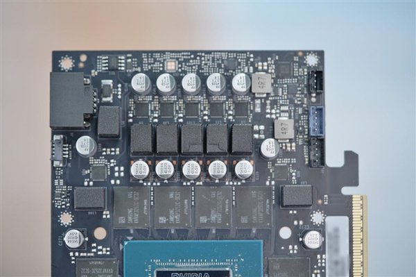 7片三折扇叶！影驰RTX 5080圣刃OC显卡图赏