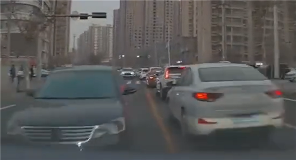 叫嚣三者300万什么都能赔 男子逆行又插队逼停出租车：罚款+记分