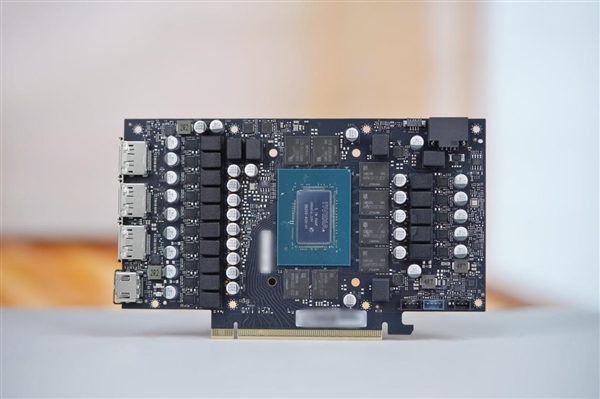 7片三折扇叶！影驰RTX 5080圣刃OC显卡图赏