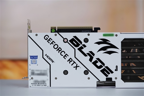 7片三折扇叶！影驰RTX 5080圣刃OC显卡图赏