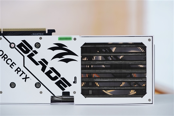 7片三折扇叶！影驰RTX 5080圣刃OC显卡图赏