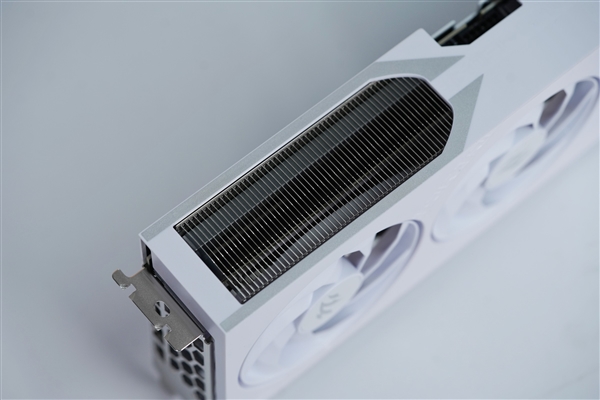 7片三折扇叶！影驰RTX 5080圣刃OC显卡图赏