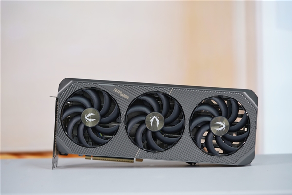 硬朗科技风！索泰RTX 5090 D SOLID OC显卡图赏