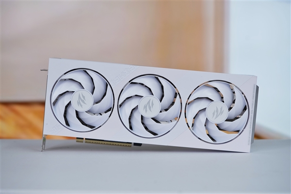 7片三折扇叶！影驰RTX 5080圣刃OC显卡图赏