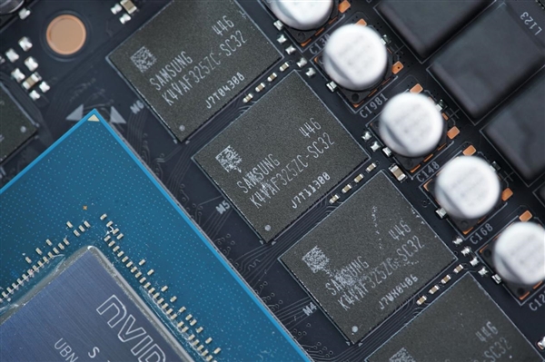 7片三折扇叶！影驰RTX 5080圣刃OC显卡图赏