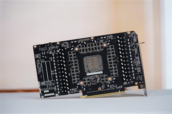 硬朗科技风！索泰RTX 5090 D SOLID OC显卡图赏