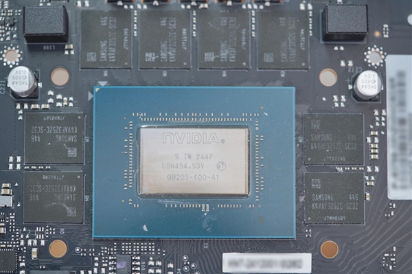 7片三折扇叶！影驰RTX 5080圣刃OC显卡图赏