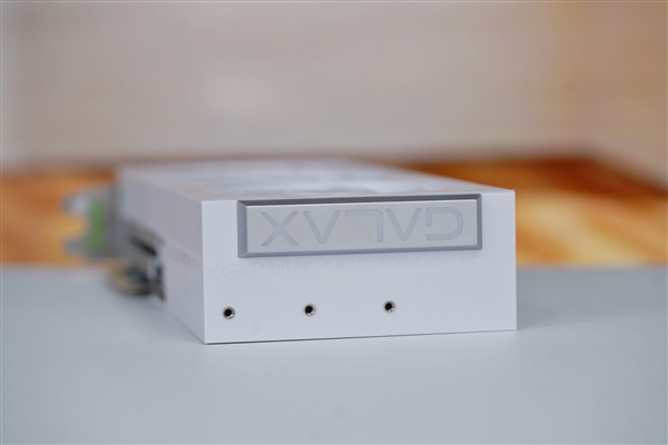 7片三折扇叶！影驰RTX 5080圣刃OC显卡图赏